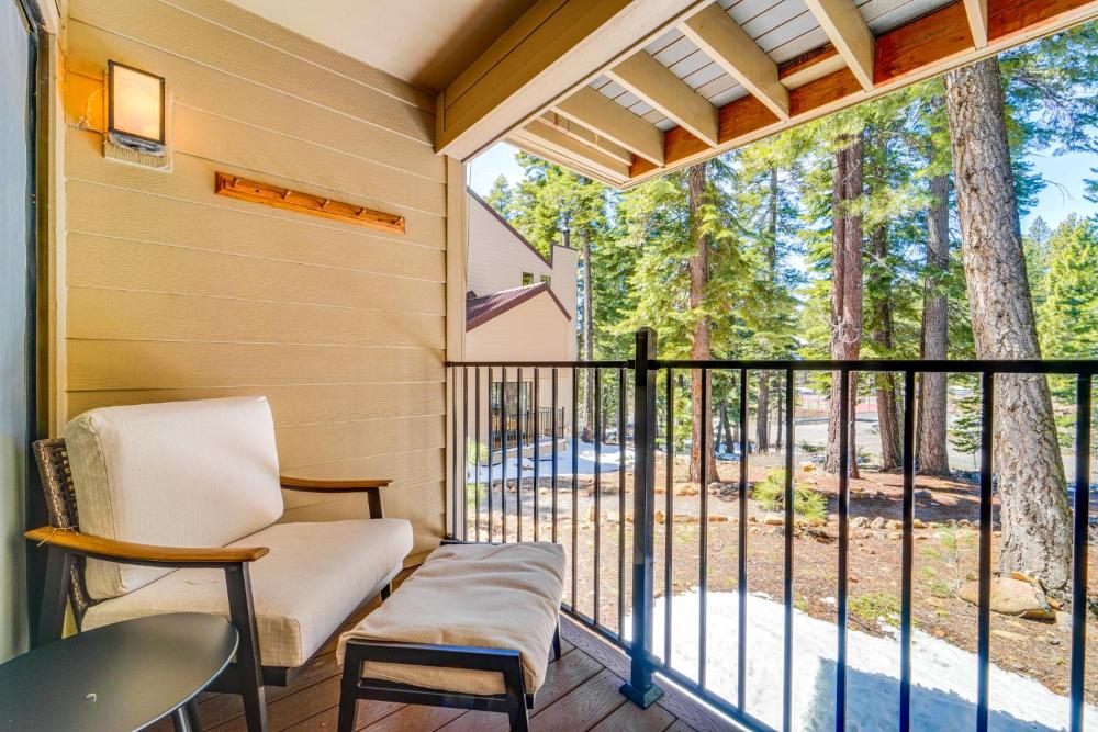 Steps to Lake Scenic Carnelian Bay Retreat